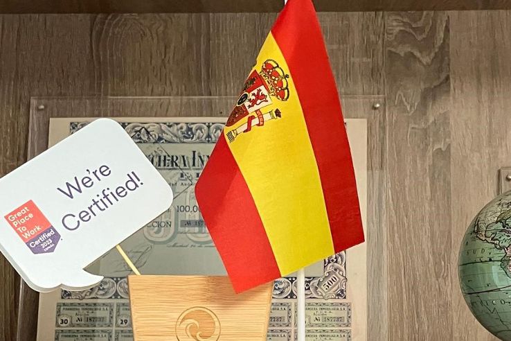 Great Place to Work | certificación | España | 2023 | Indosuez | bandera | Gestión Patrimonial | amarillo | rojo